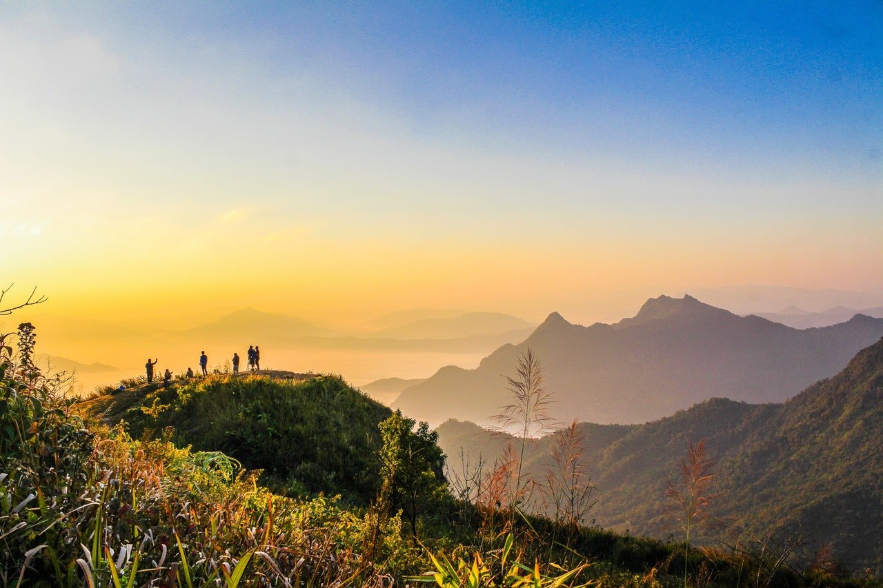 Home accueil Photo Of People Standing On Top Of Mountain Near Grasses 733162